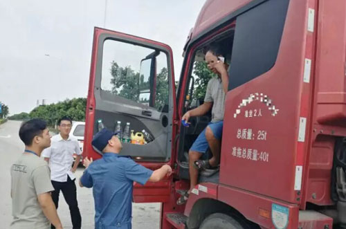 圖為交警正在攔?？梢绍囕v