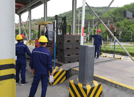 地磅校驗(yàn)工作現(xiàn)場